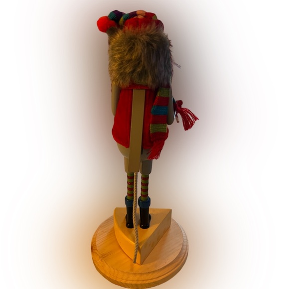 It’s a wooden Christmas mouse nutcracker - Picture 3 of 3
